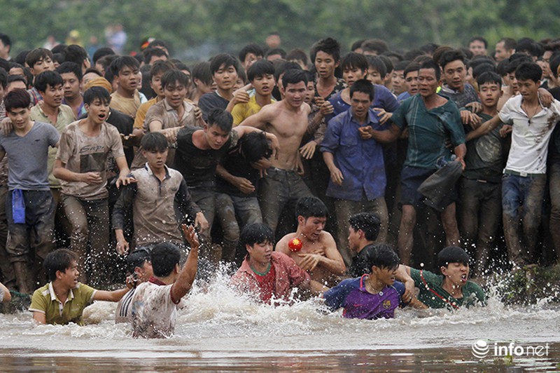 Trai làng vật nhau dưới nước trong hội cướp phết Hiền Quan - ảnh 7