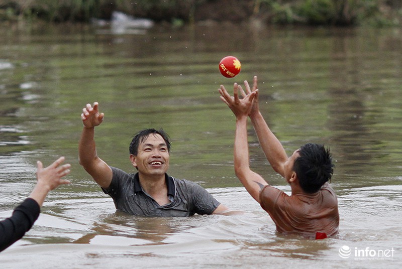 Trai làng vật nhau dưới nước trong hội cướp phết Hiền Quan - ảnh 8