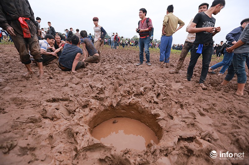 Trai làng vật nhau dưới nước trong hội cướp phết Hiền Quan - ảnh 9