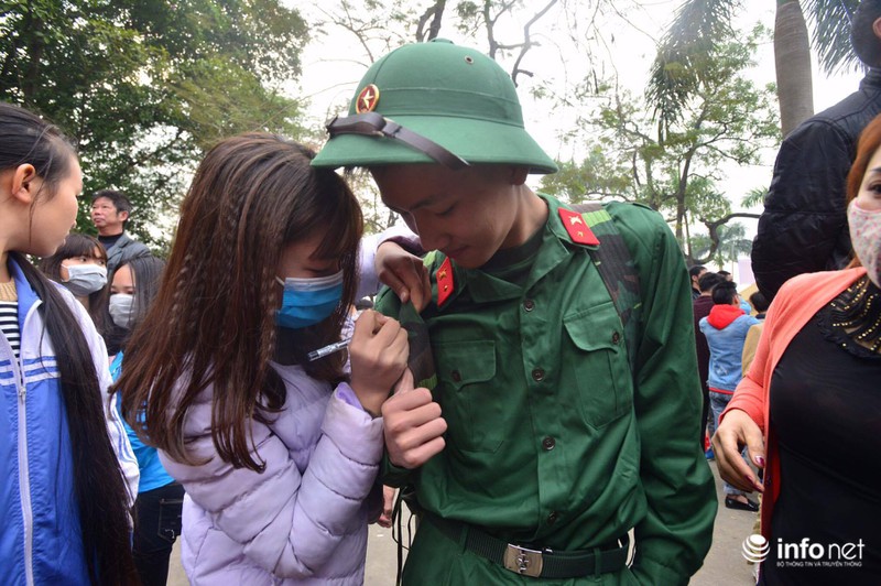 Nhiều cô gái trẻ tiễn bạn trai lên đường nhập ngũ trong ngày lễ Valentine - ảnh 6