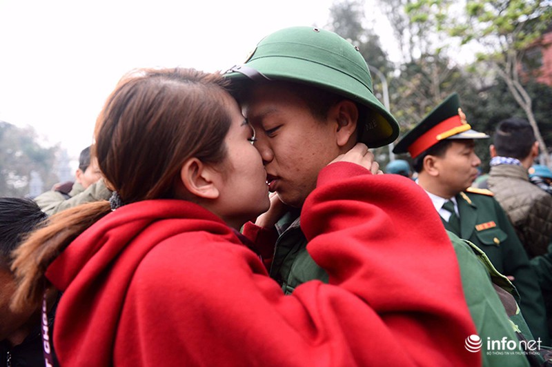 Nhiều cô gái trẻ tiễn bạn trai lên đường nhập ngũ trong ngày lễ Valentine - ảnh 7