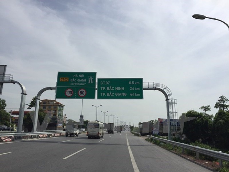 Truy tìm xe ô tô chạy ngược chiều trên cao tốc Hà Nội - Bắc Giang - ảnh 1
