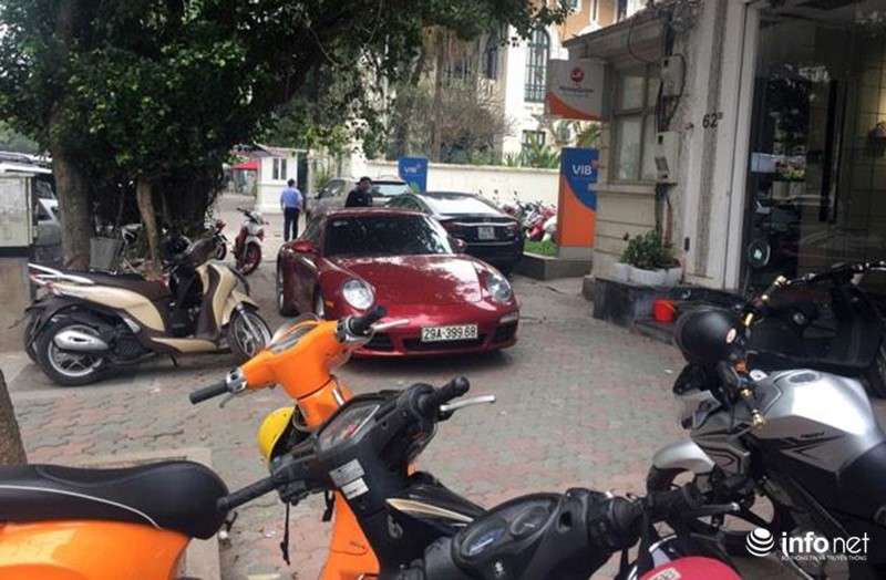 Vỉa hè Hà Nội không dành cho… người đi bộ - ảnh 2