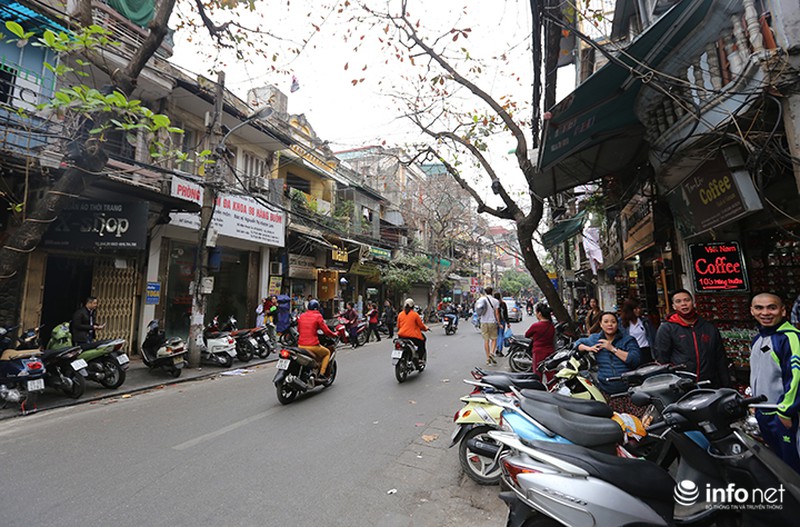 Vỉa hè Hà Nội không dành cho… người đi bộ - ảnh 4