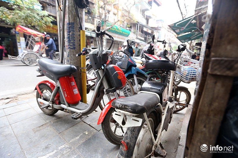 Vỉa hè Hà Nội không dành cho… người đi bộ - ảnh 5