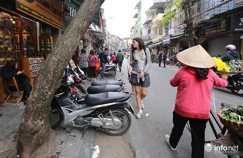 Vỉa hè Hà Nội không dành cho… người đi bộ - ảnh 6