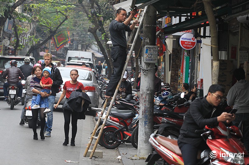 Vỉa hè Hà Nội không dành cho… người đi bộ - ảnh 7