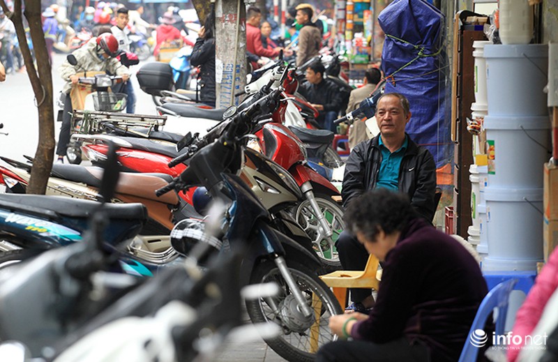 Vỉa hè Hà Nội không dành cho… người đi bộ - ảnh 8