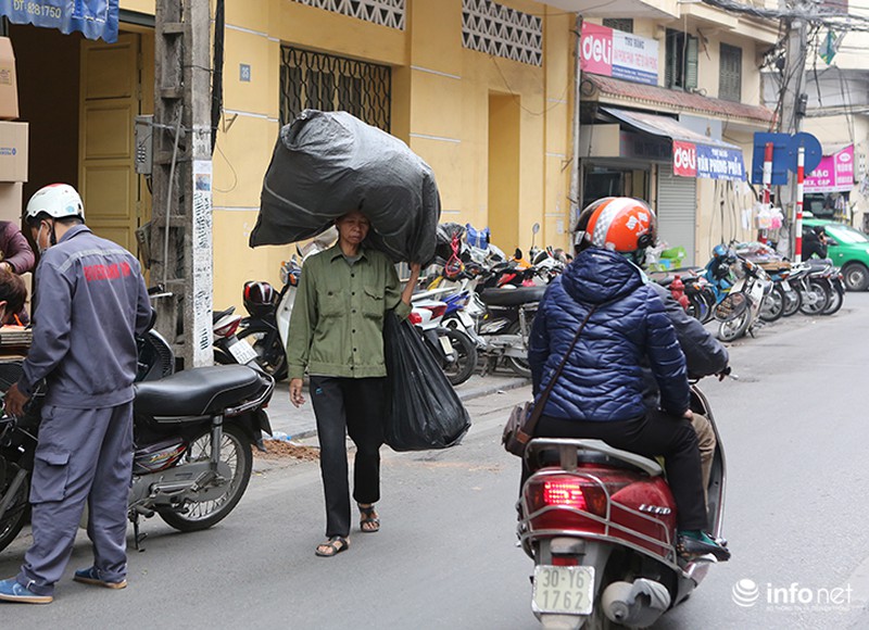 Vỉa hè Hà Nội không dành cho… người đi bộ - ảnh 10