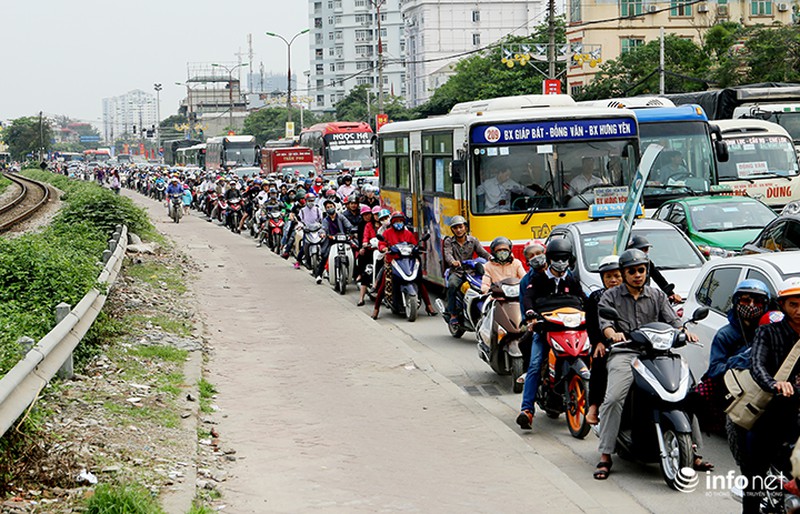 Dòng người rời Thủ đô chưa ngớt, sáng 29/4 vẫn kẹt cứng ở các cửa ngõ - ảnh 5