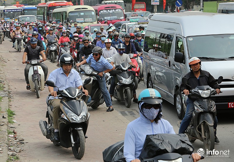 Dòng người rời Thủ đô chưa ngớt, sáng 29/4 vẫn kẹt cứng ở các cửa ngõ - ảnh 7