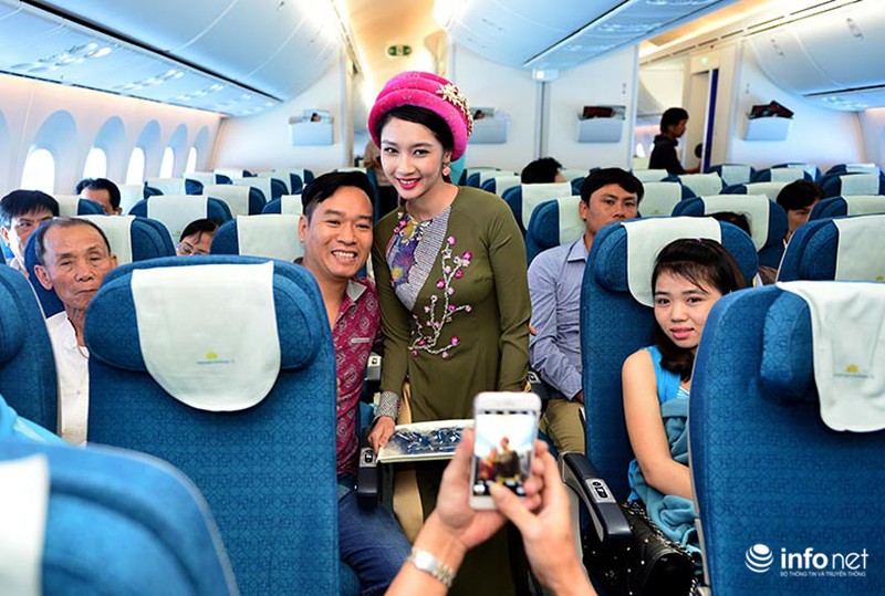 Hành khách bất ngờ được xem trình diễn thời trang trên độ cao 10.000 mét - ảnh 1