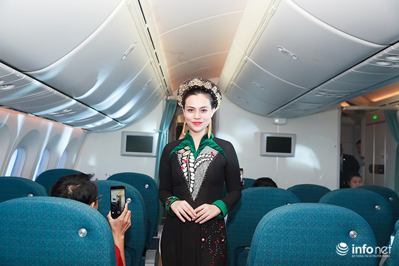 Hành khách bất ngờ được xem trình diễn thời trang trên độ cao 10.000 mét - ảnh 3