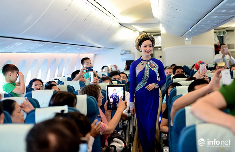 Hành khách bất ngờ được xem trình diễn thời trang trên độ cao 10.000 mét - ảnh 6