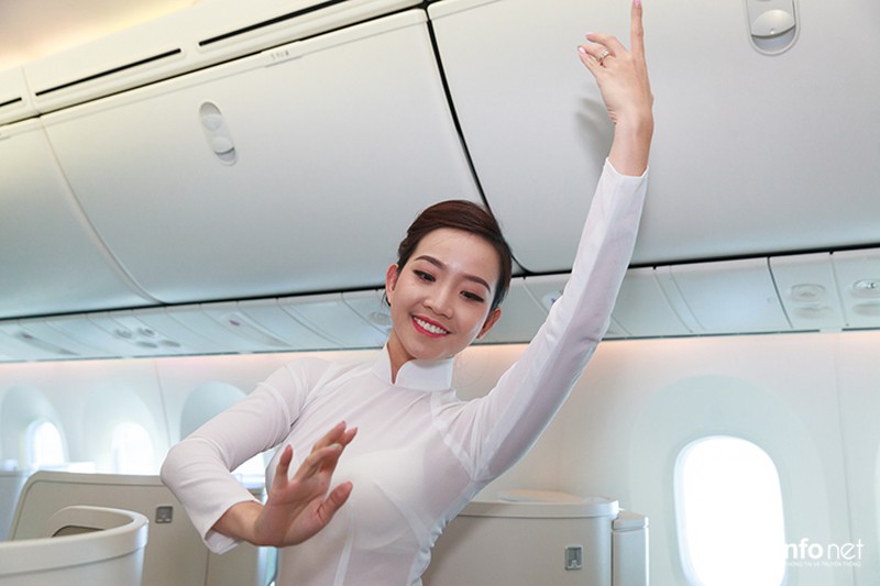 Hành khách bất ngờ được xem trình diễn thời trang trên độ cao 10.000 mét - ảnh 7