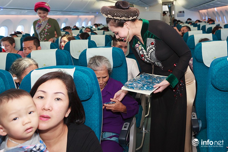 Hành khách bất ngờ được xem trình diễn thời trang trên độ cao 10.000 mét - ảnh 8