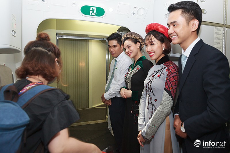 Hành khách bất ngờ được xem trình diễn thời trang trên độ cao 10.000 mét - ảnh 9