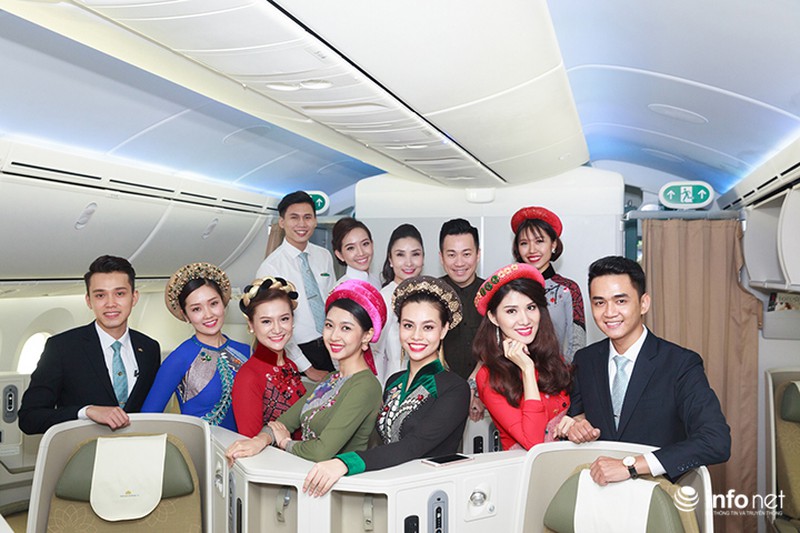 Hành khách bất ngờ được xem trình diễn thời trang trên độ cao 10.000 mét - ảnh 10