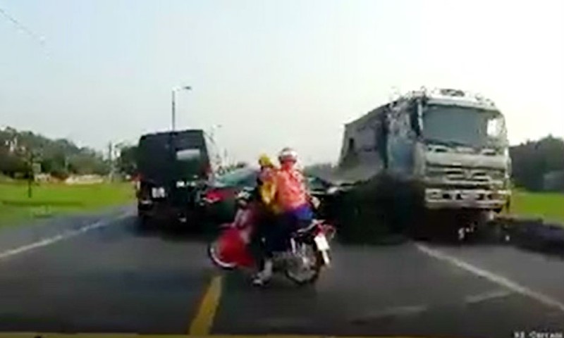 Xử lý nghiêm lái xe tải đi ngược chiều đâm chết 2 người - ảnh 1
