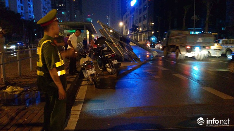 Xế hộp đi tốc độ cao đâm