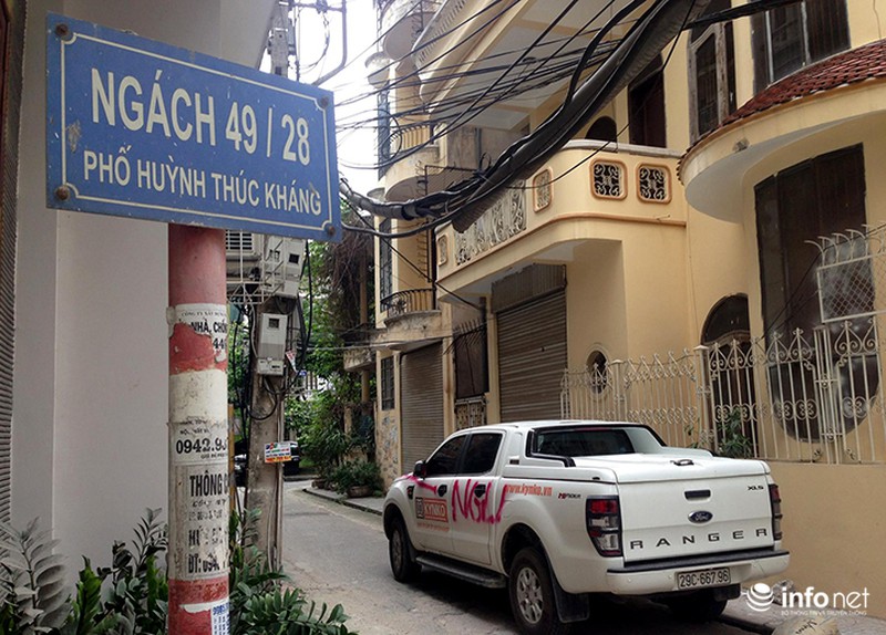 Hà Nội: Bị sơn đỏ quanh xe vì đỗ sai vị trí, chủ xe ra công an trình báo - ảnh 1