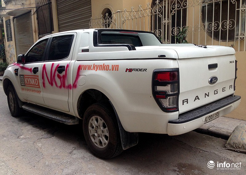 Hà Nội: Bị sơn đỏ quanh xe vì đỗ sai vị trí, chủ xe ra công an trình báo - ảnh 2