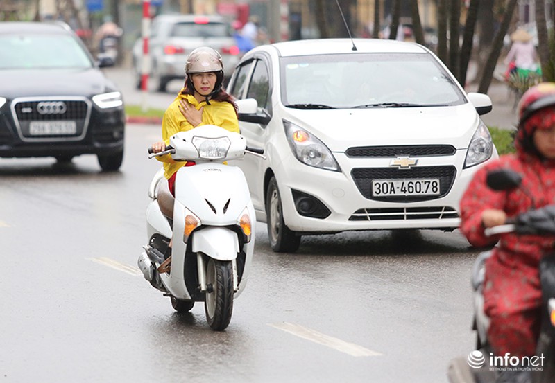 Người Hà Nội mặc áo rét ra đường giữa... mùa hè - ảnh 9