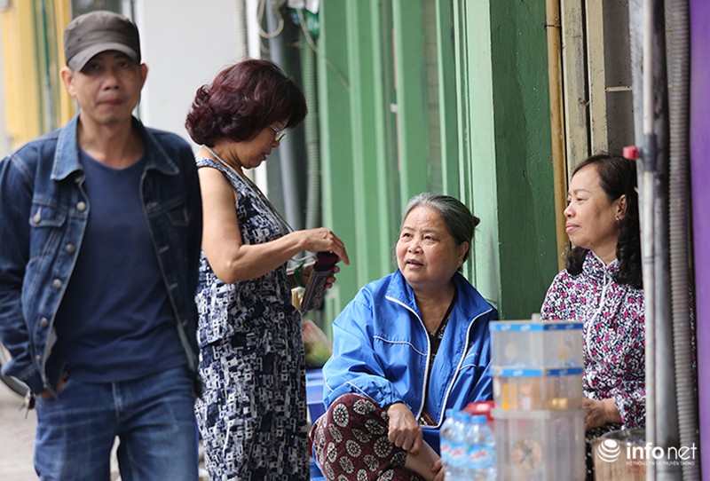 Người Hà Nội mặc áo rét ra đường giữa... mùa hè - ảnh 10