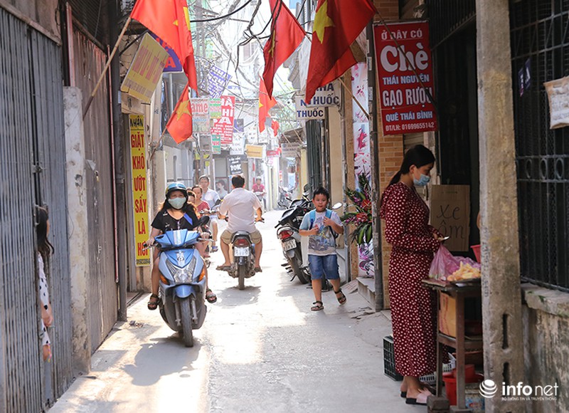 Bị phủ xi măng, xe máy lại đi vào phần đường