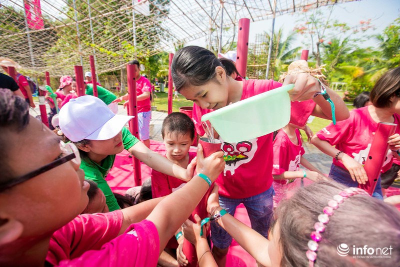 Trẻ nhỏ ngụp lặn trong đại dương bọt mịn lớn nhất Việt Nam - ảnh 7