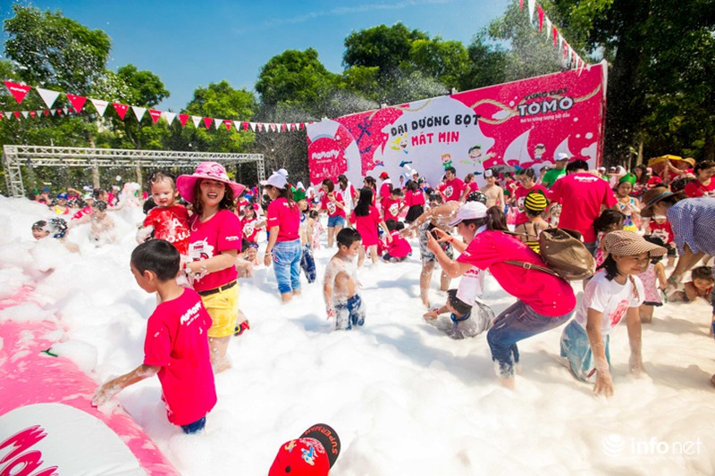 Trẻ nhỏ ngụp lặn trong đại dương bọt mịn lớn nhất Việt Nam - ảnh 3