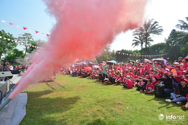 Trẻ nhỏ ngụp lặn trong đại dương bọt mịn lớn nhất Việt Nam - ảnh 2