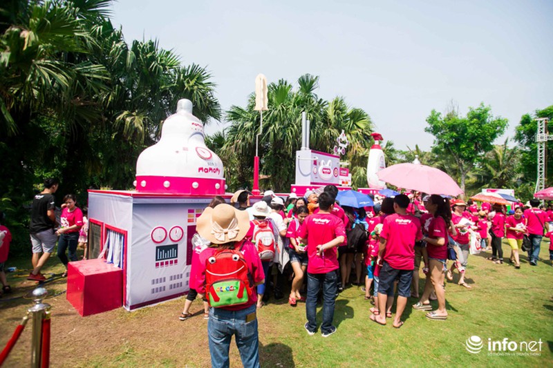 Trẻ nhỏ ngụp lặn trong đại dương bọt mịn lớn nhất Việt Nam - ảnh 6