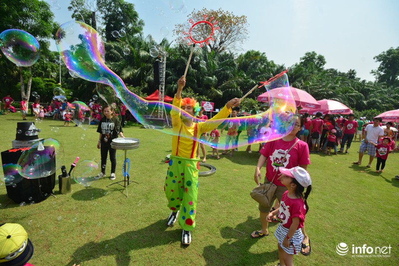 Trẻ nhỏ ngụp lặn trong đại dương bọt mịn lớn nhất Việt Nam - ảnh 10