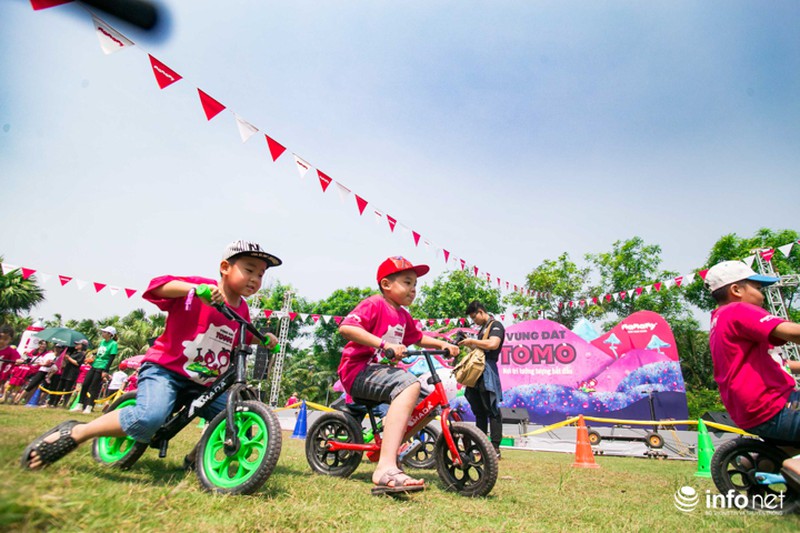 Trẻ nhỏ ngụp lặn trong đại dương bọt mịn lớn nhất Việt Nam - ảnh 8