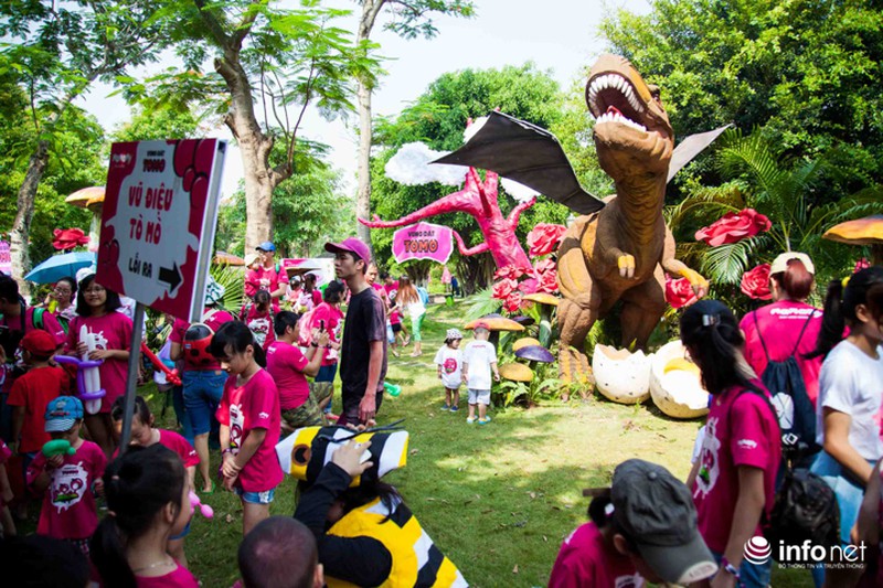 Trẻ nhỏ ngụp lặn trong đại dương bọt mịn lớn nhất Việt Nam - ảnh 5