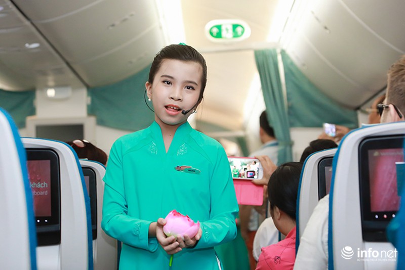 Bay cùng tiếp viên hàng không