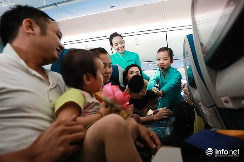 Bay cùng tiếp viên hàng không