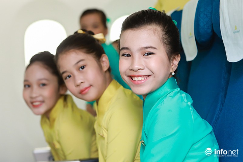 Bay cùng tiếp viên hàng không