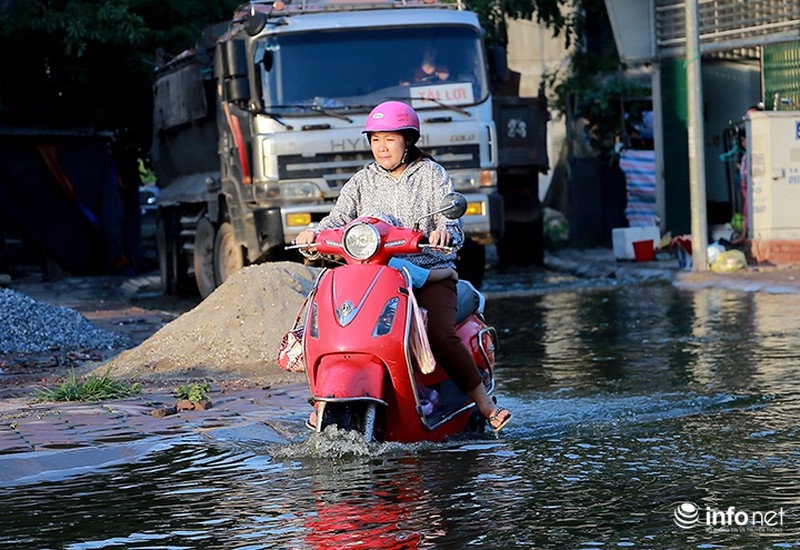 Đường ngập thành sông giữa Thủ đô, người dân mua vịt về...chăn thả - ảnh 5