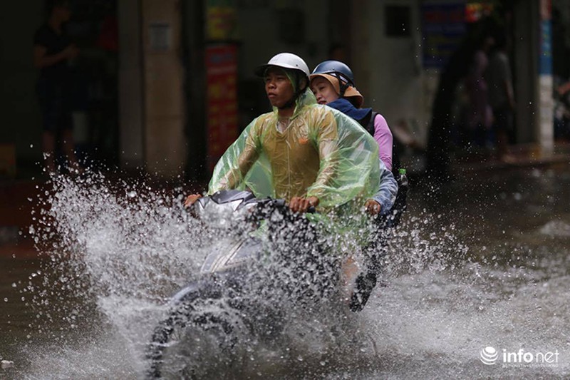 Mới mưa 1 giờ, Hà Nội đã thành