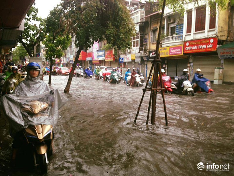 Mới mưa 1 giờ, Hà Nội đã thành