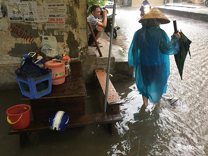 Mới mưa 1 giờ, Hà Nội đã thành