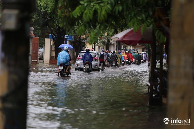 Mới mưa 1 giờ, Hà Nội đã thành