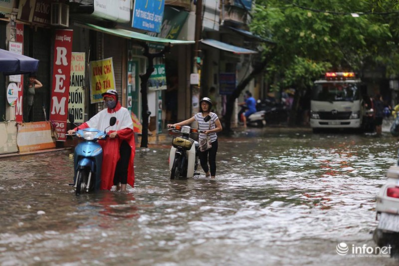 Mới mưa 1 giờ, Hà Nội đã thành