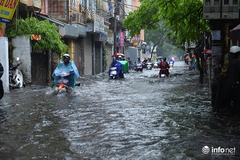 Mới mưa 1 giờ, Hà Nội đã thành