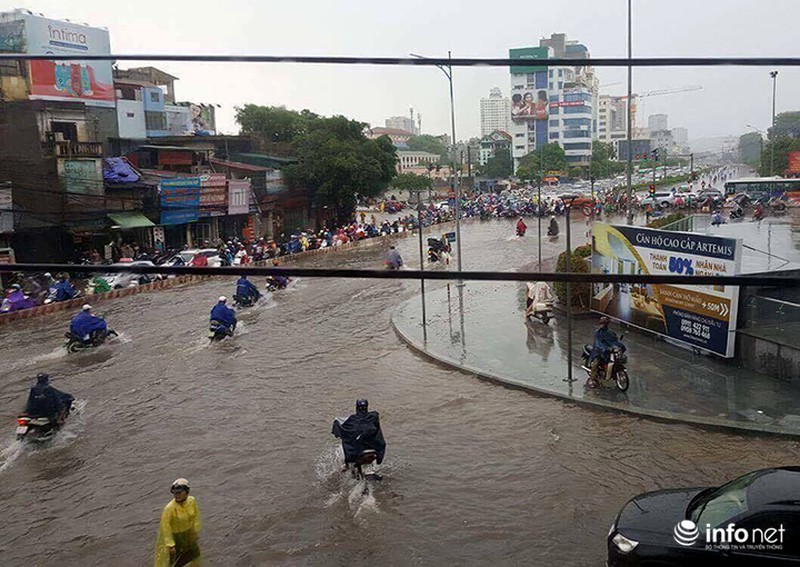 Mới mưa 1 giờ, Hà Nội đã thành