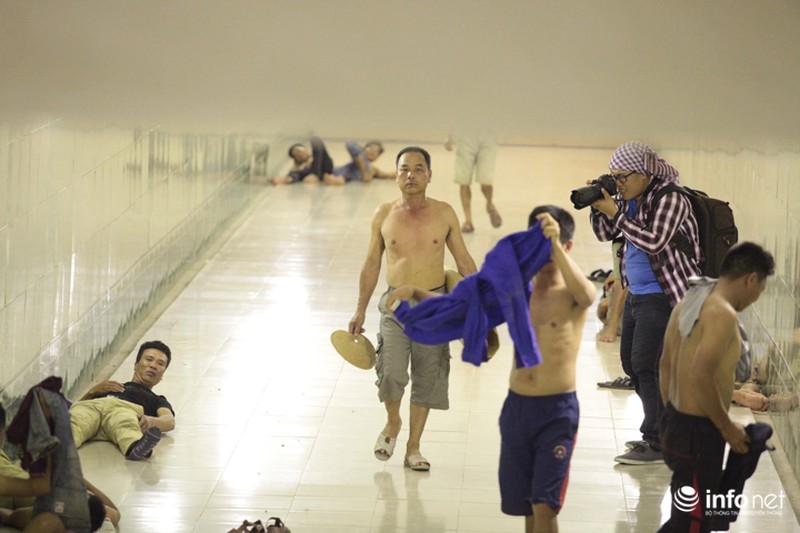 Những khoảnh khắc tác nghiệp thú vị của phóng viên ảnh - ảnh 10