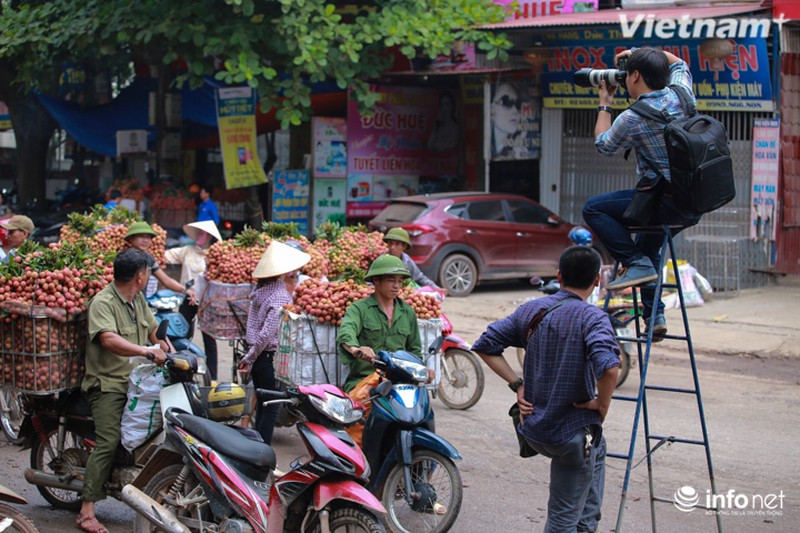 Những khoảnh khắc tác nghiệp thú vị của phóng viên ảnh - ảnh 11