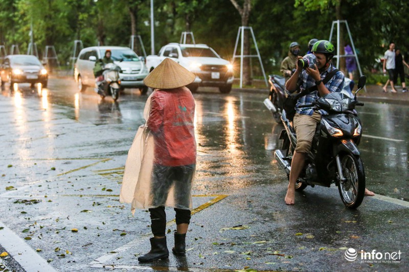 Những khoảnh khắc tác nghiệp thú vị của phóng viên ảnh - ảnh 12